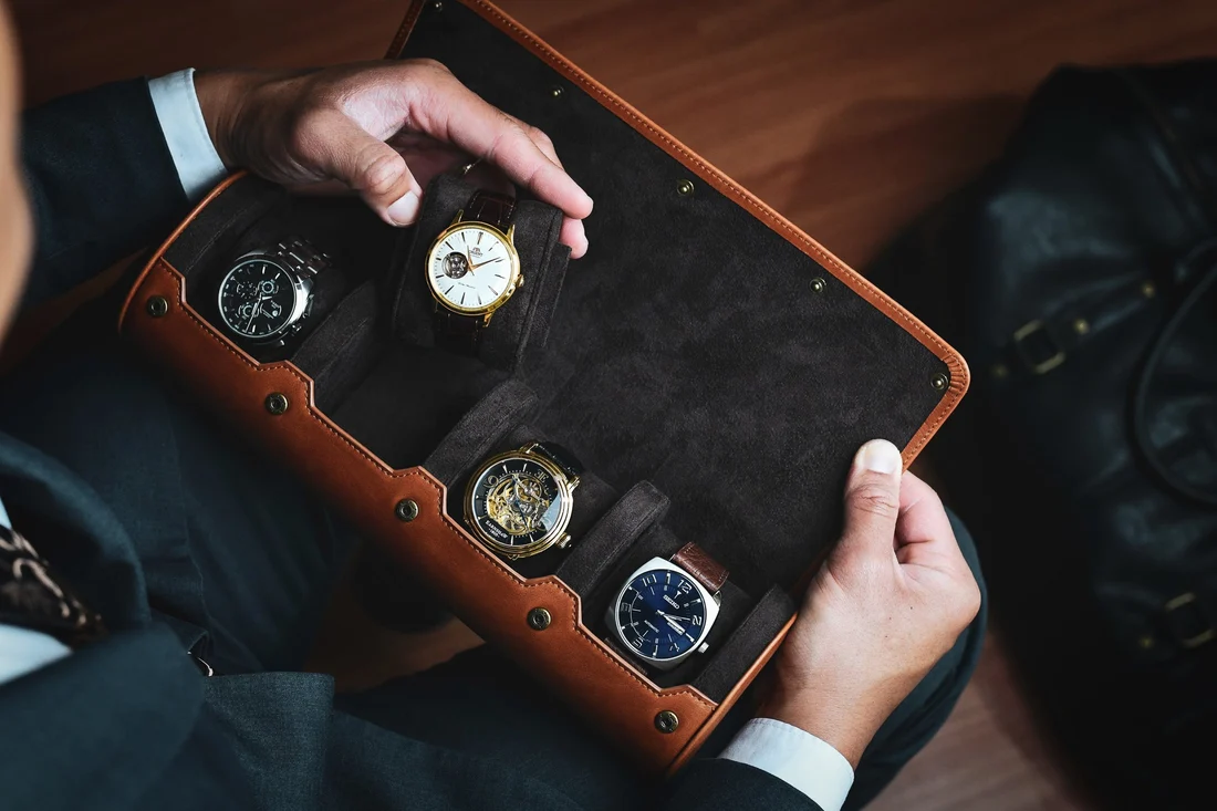 A watch roll is often the smallest item in a collector’s luggage, yet it carries one of the greatest responsibilities. As collections have become increasingly sophisticated, so too have the expectations placed upon the objects designed to protect them.